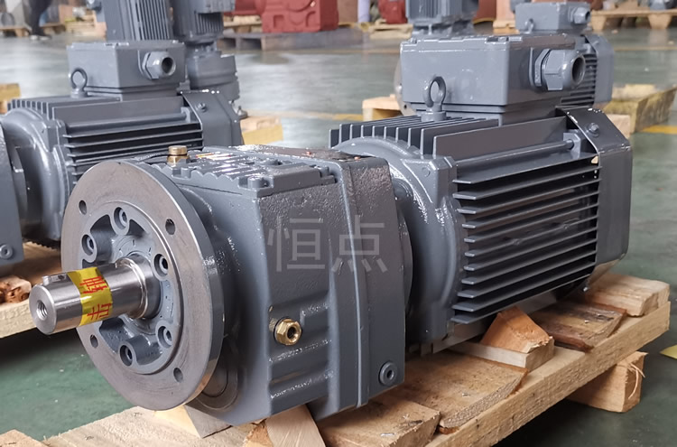 RF47系列減速機配直聯電機，立式安裝 輸出法蘭+軸 實物圖