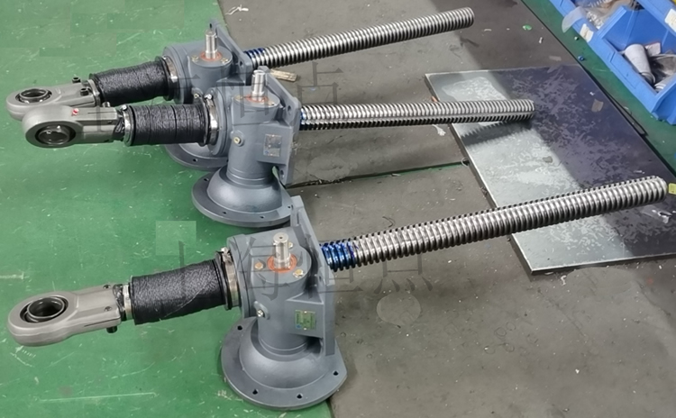 SWLD10升降機配關節軸承，配軟防護罩的實物圖